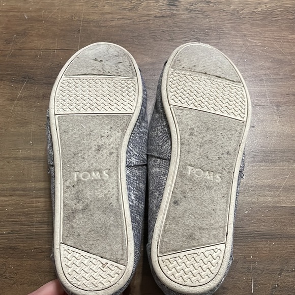 Women’s Toms slip on. Gray. Size 9 - Picture 3 of 4
